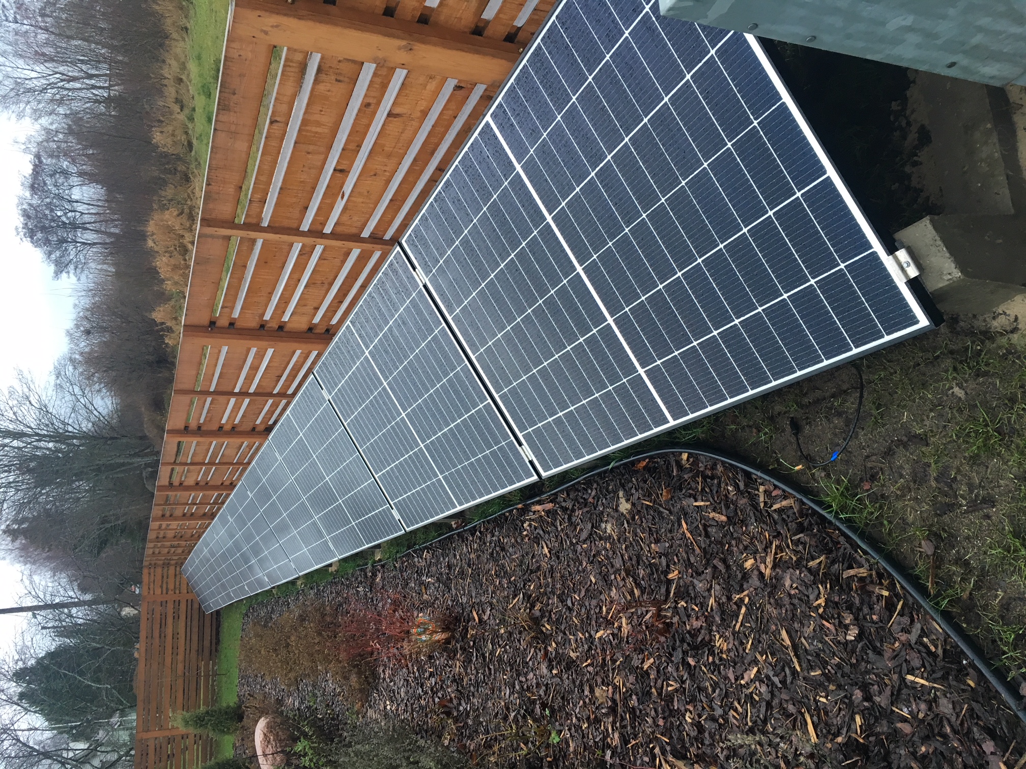 Päikesepaneelid aiapaigaldisena