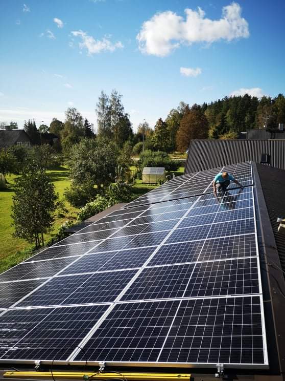 Päikesepark katusel Lõuna-Eestis