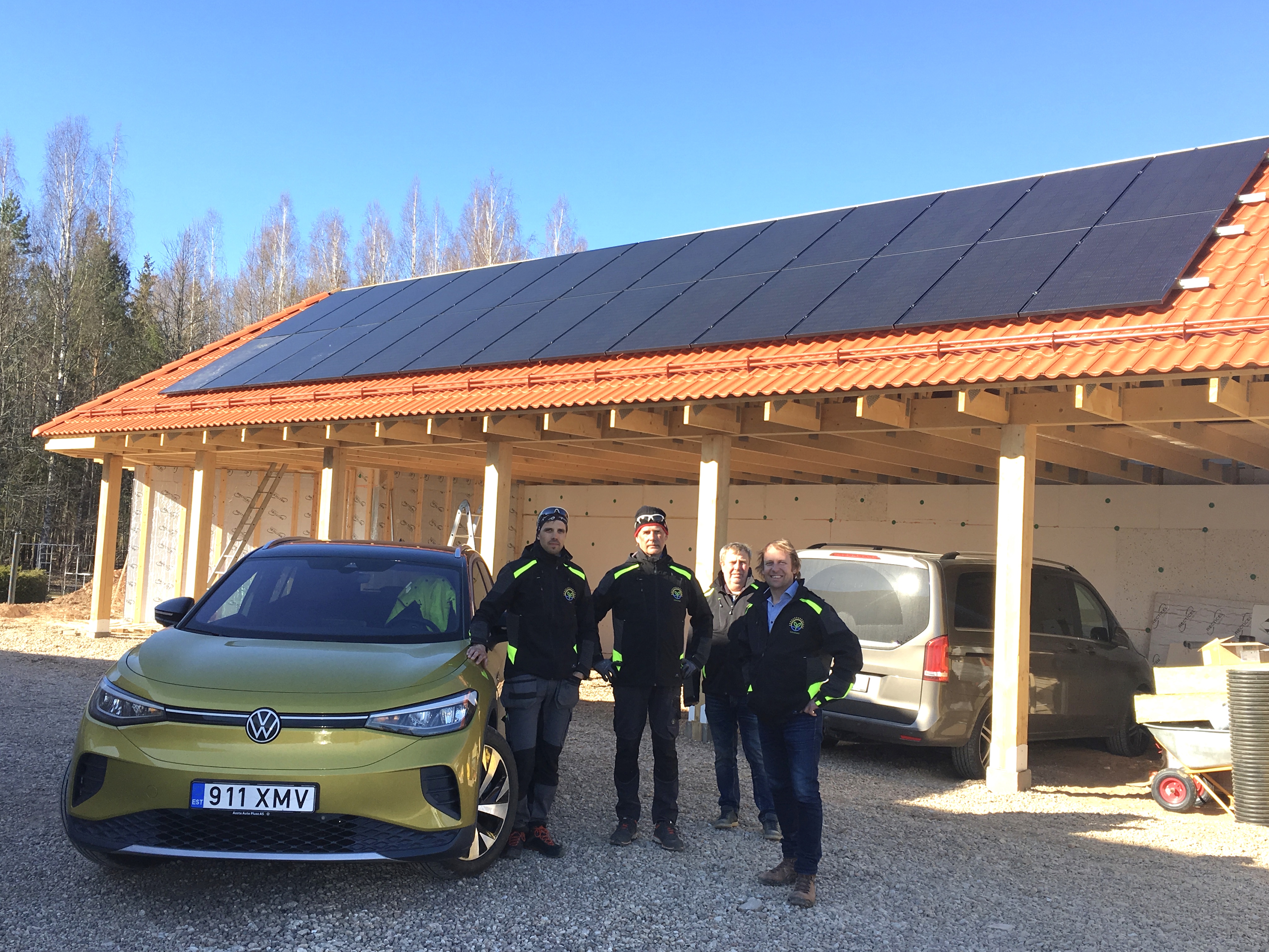 Päikesepark abihoone katusel Tartumaal